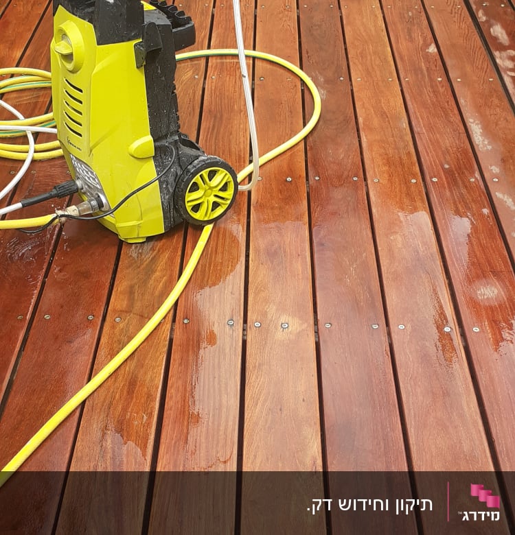 מכונת שטיפה בלחץ על דק עץ רטוב